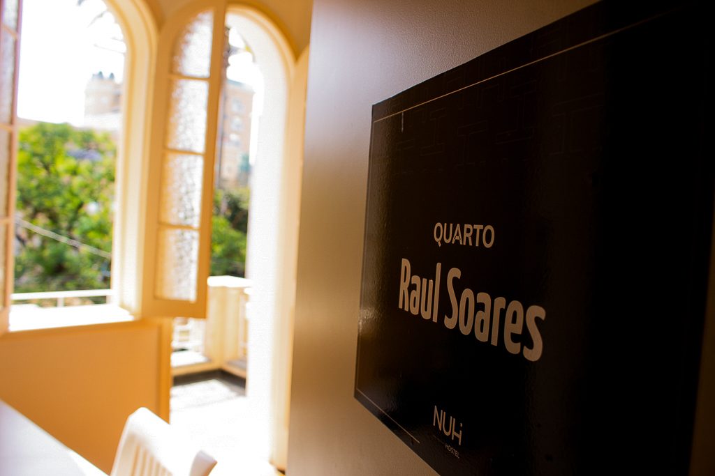 Detalhe da placa do quarto